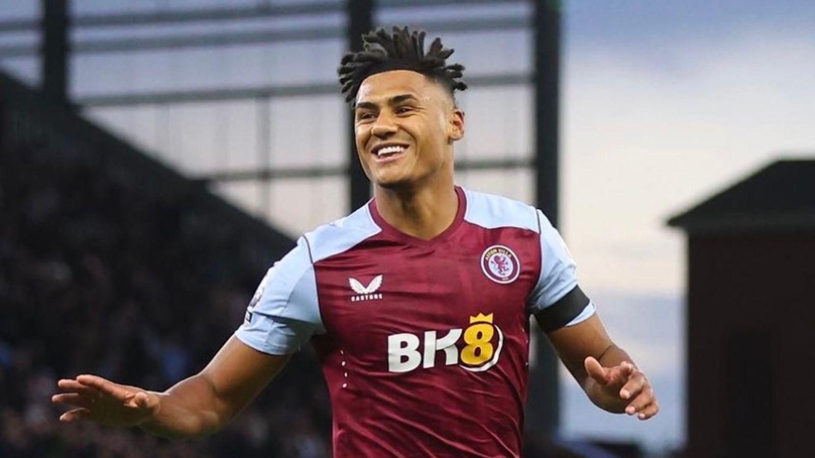 Ollie Watkins thi đấu sắc bén
