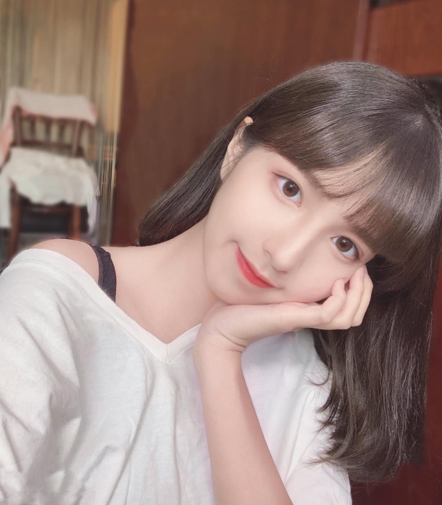 Xinh như bước ra từ thế giới ảo, hot girl bị CĐM nhận nhầm là AI, hóa ra là nữ thần học đường nổi tiếng- Ảnh 2. Hot girl xinh như nhân vật ảo