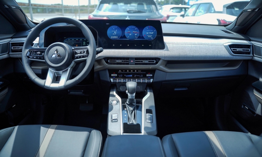 Ghế bọc da và màn hình giải trí trên Mitsubishi Xforce 2026 phiên bản Luxury