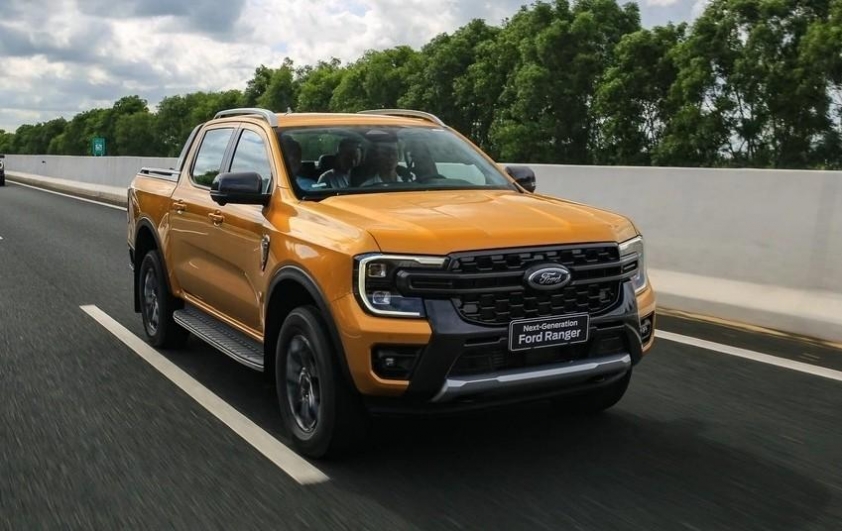 Ford Ranger bán tải màu đen