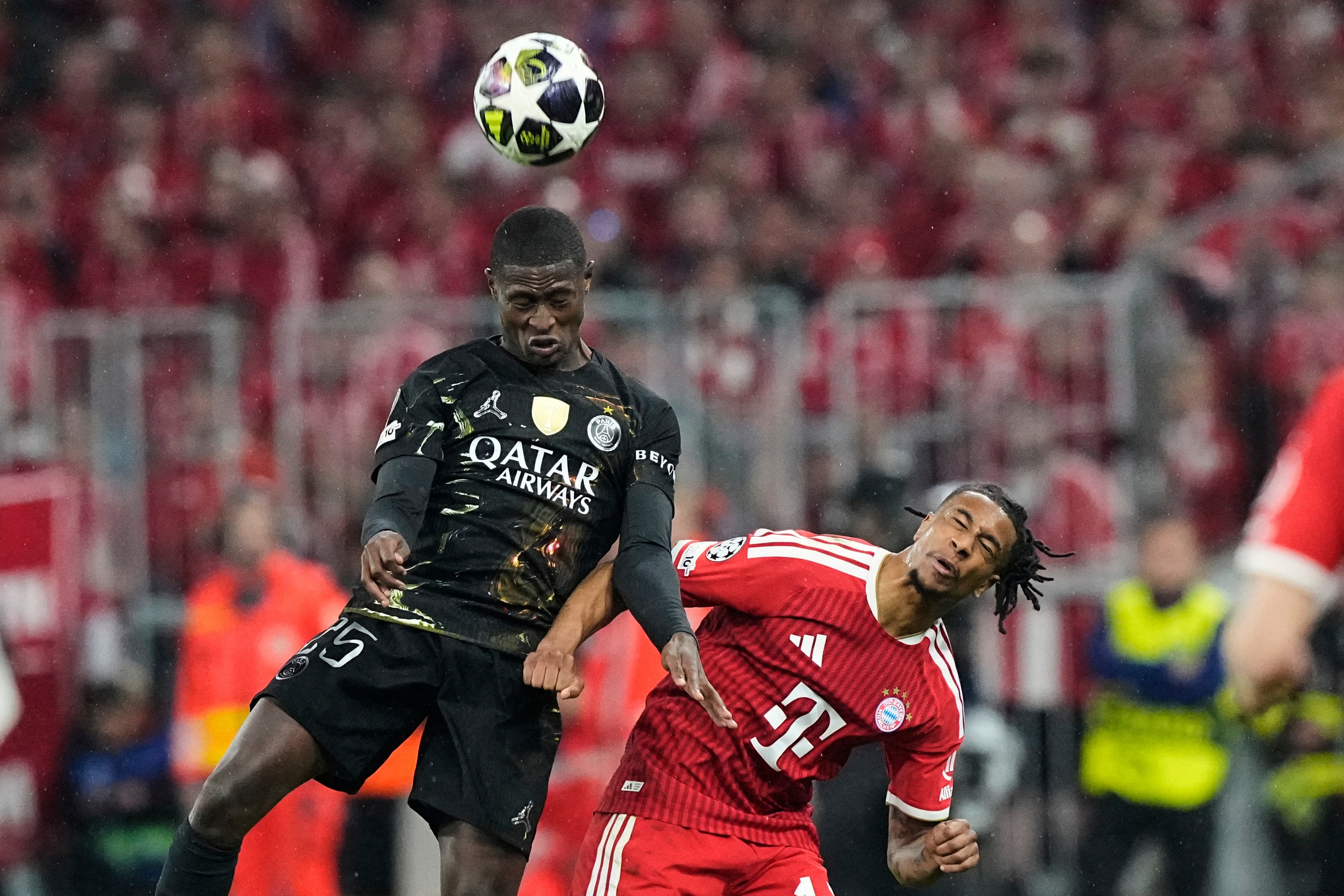 Bayern Munich (phải) bất lực trước PSG