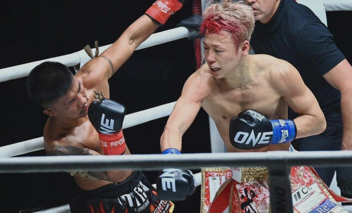 Takeru đánh ngã Rodtang trong trận đấu