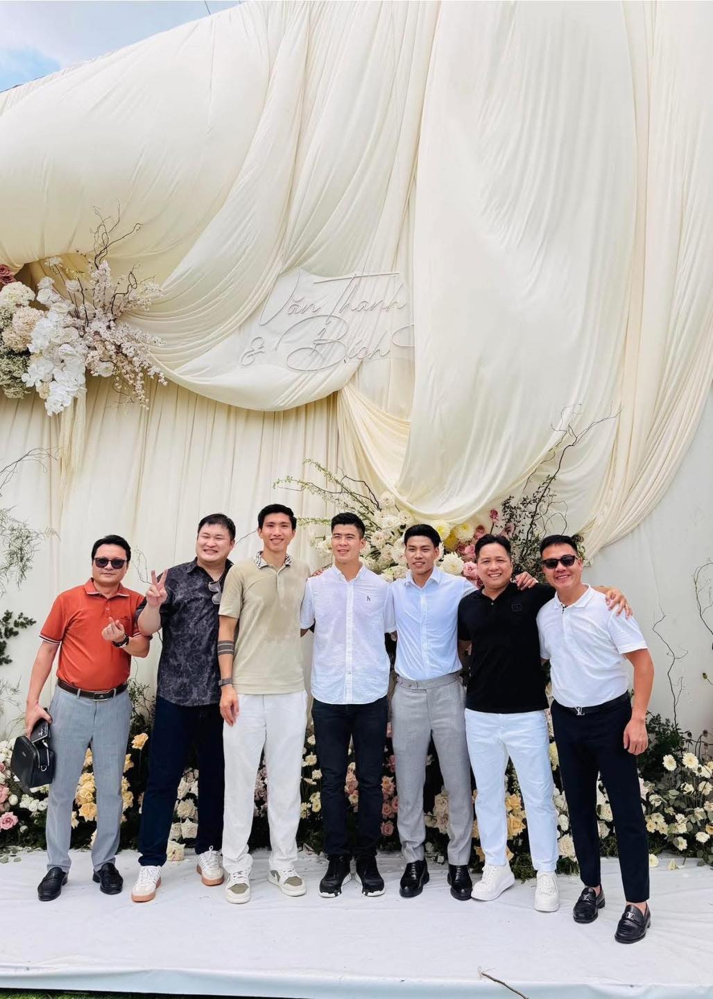Dàn cầu thủ cùng bạn bè tại đám cưới Văn Thanh