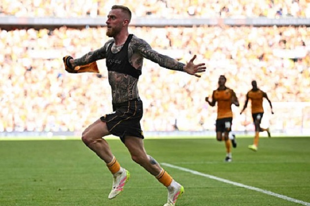Pha dứt điểm bồi của McBurnie đưa Hull City trở lại Ngoại hạng Anh. Pha dứt điểm bồi của McBurnie đưa Hull City trở lại Ngoại hạng Anh.