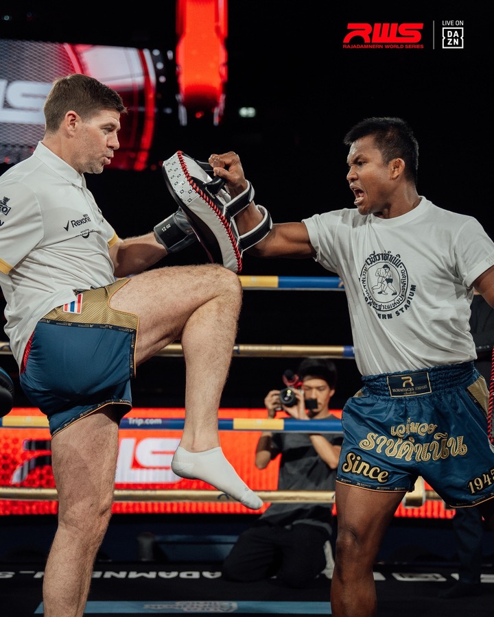 Buakaw truyền dạy kỹ thuật Muay Thái cho huyền thoại bóng đá