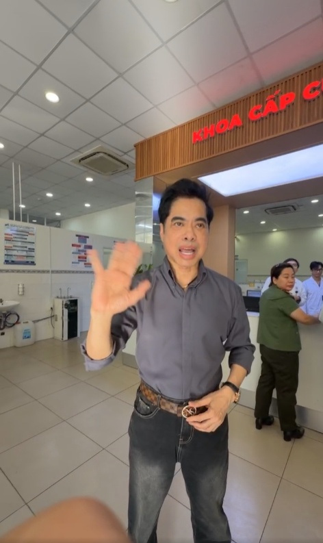 Ngọc Sơn tại bệnh viện làm xét nghiệm