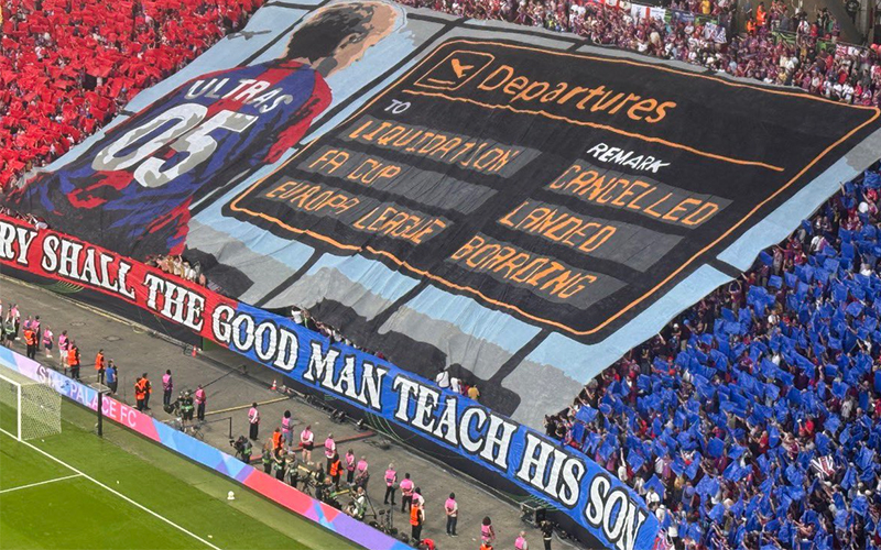 CĐV Crystal Palace giương tấm tifo khổng lồ trên khán đài
