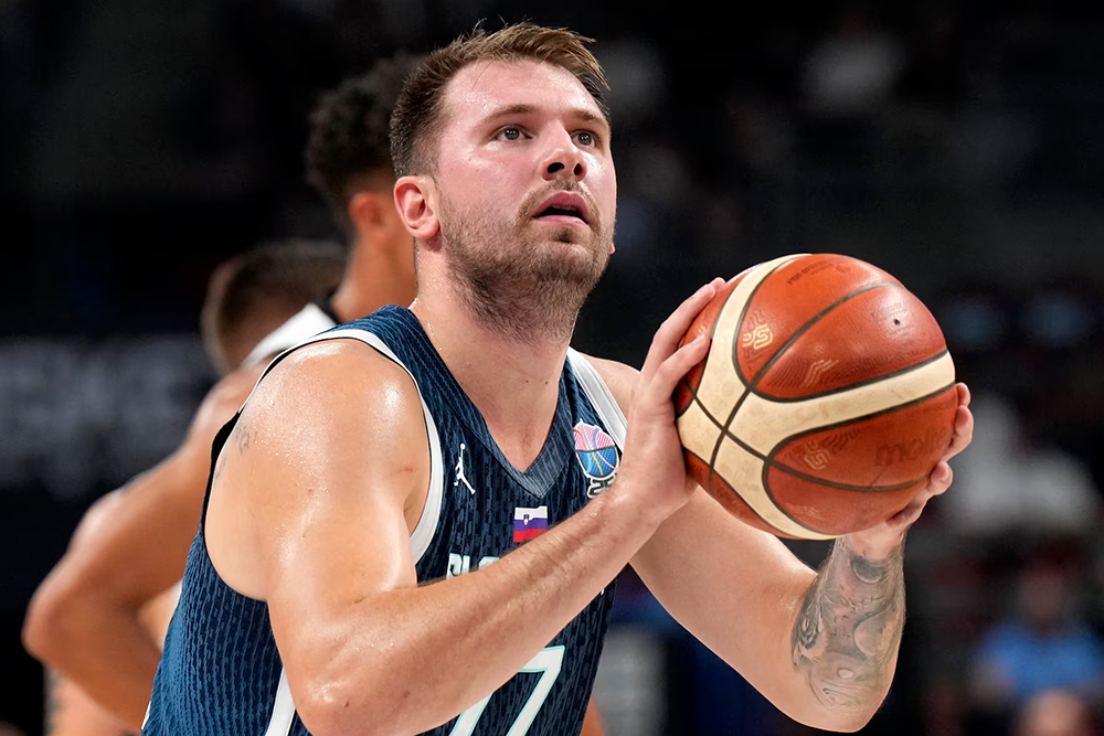 Luka Doncic trên sân đấu cùng Lakers Siêu sao Luka Doncic thi đấu cho Lakers