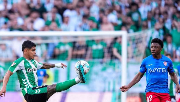 Cucho Hernandez ghi bàn mở tỷ số cho Real Betis