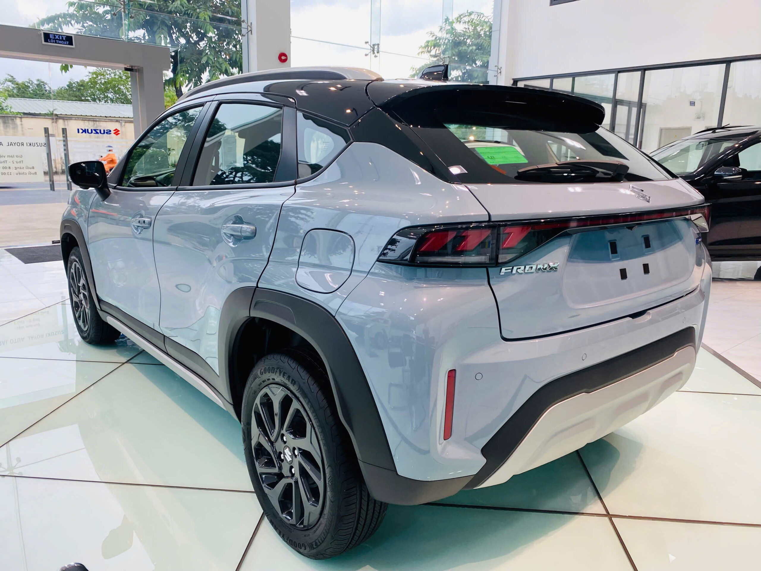Suzuki Fronx thuộc phân khúc SUV/CUV hạng A, tương đồng với Toyota Raize, KIA Sonet hay Hyundai Venue. Suzuki Fronx phân khúc SUV hạng A