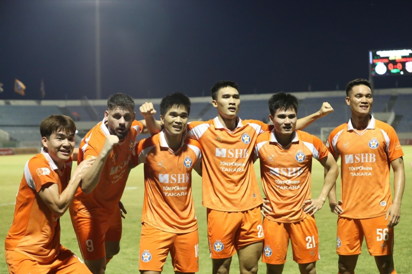 Trực tiếp bóng đá Đà Nẵng vs Hải Phòng, 18h00 hôm nay 23/5 837773 Cầu thủ Đà Nẵng thi đấu tập trung trong trận gặp Hải Phòng