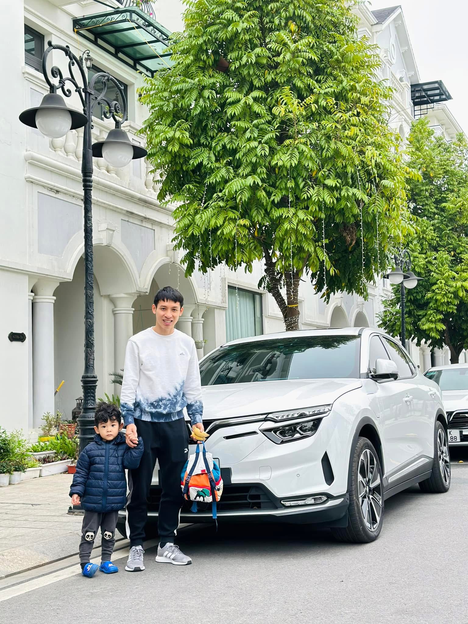 Hùng Dũng tại khu biệt thự của mình