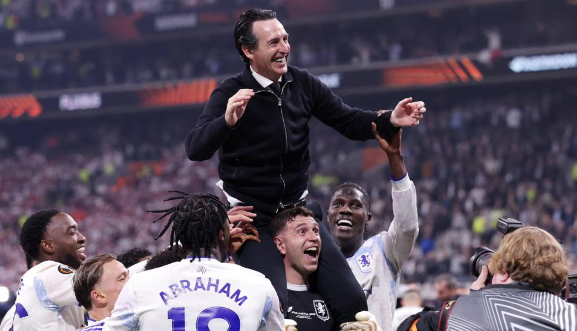 Emery ăn mừng chiến thắng Europa League cùng Aston Villa