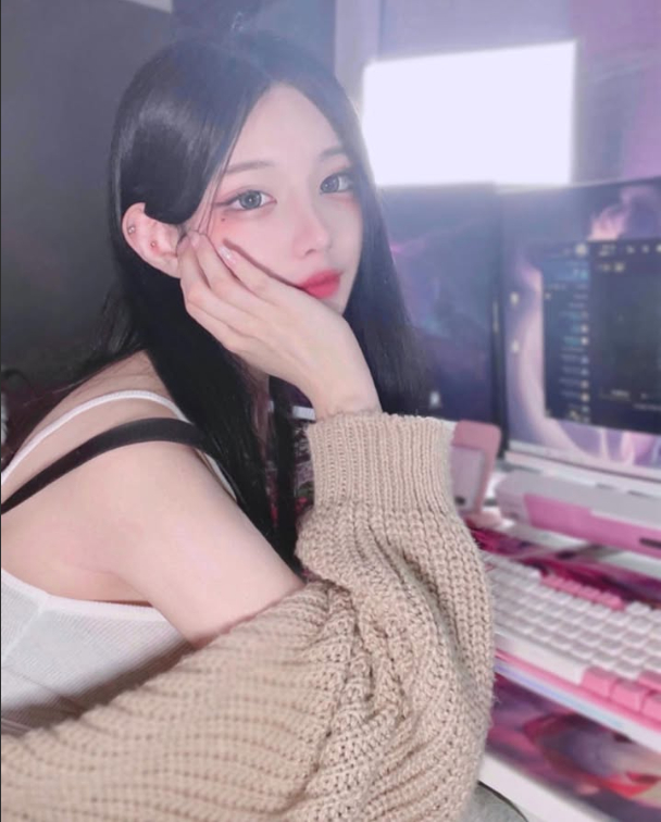 Hot girl làm thêm ở quán net với visual nổi bật