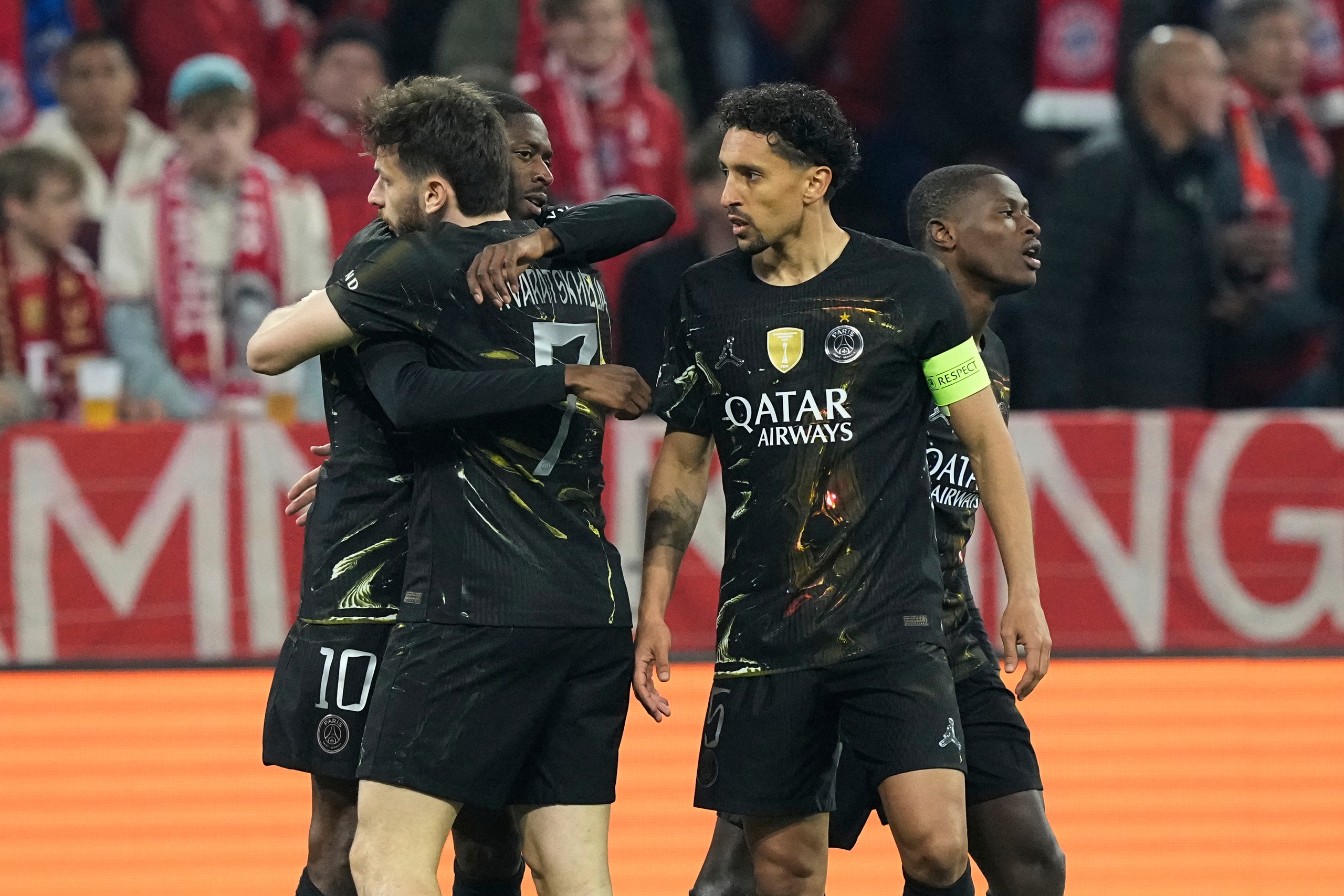Niềm vui của các cầu thủ PSG sau khi ghi bàn vào lưới Bayern Munich