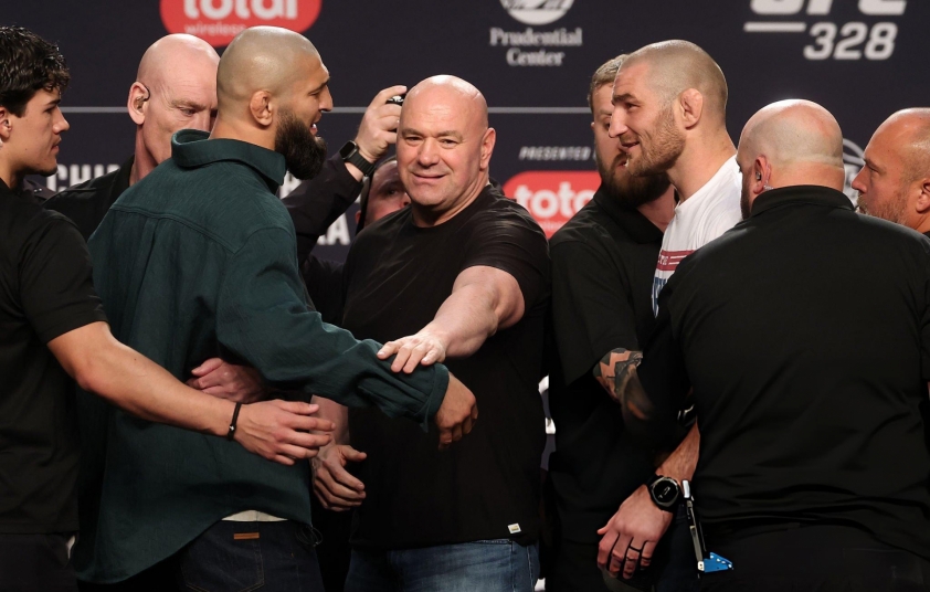 Sean Strickland và Khamzat Chimaev trên sàn đấu UFC 328
