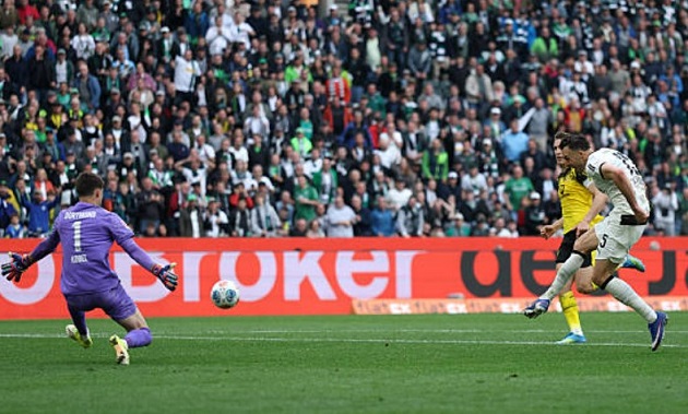 Bàn thắng của Tabakovic giúp Gladbach trụ hạng
