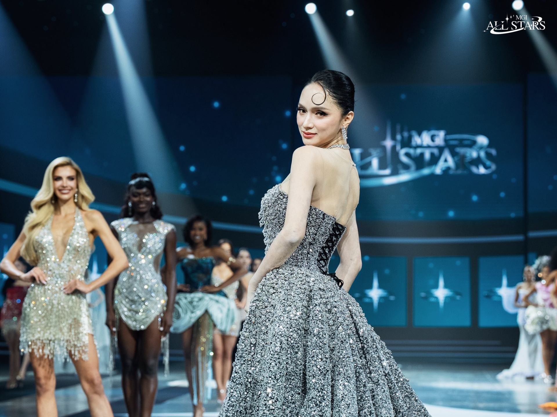 Hương Giang dễ chiếm spotlight mỗi lần xuất hiện Hương Giang nổi bật trên sân khấu