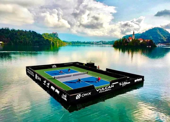Tuyệt tác sân pickleball nổi gây sốt cộng đồng mạng, được khen đẹp đến nao lòng - Ảnh 1.