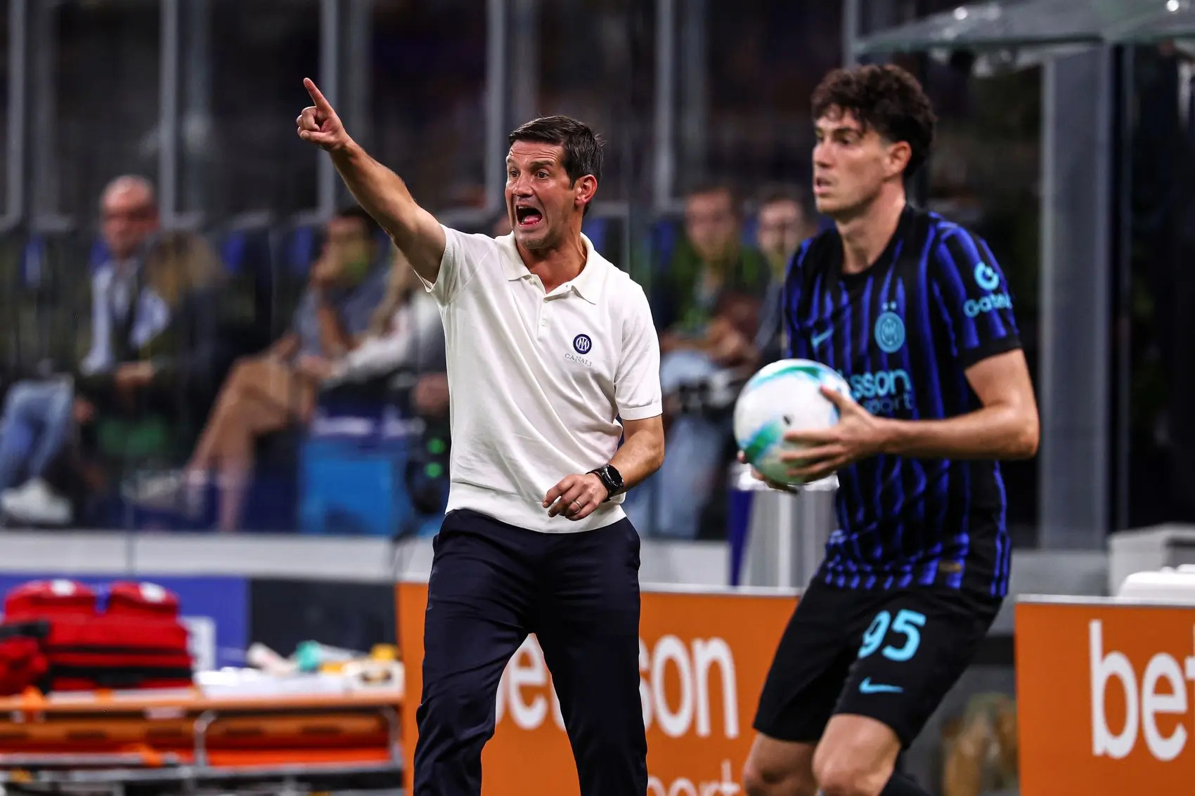 HLV Cristian Chivu đang đau đầu trước sự sa sút của hàng thủ Inter HLV Cristian Chivu đau đầu với hàng phòng ngự Inter