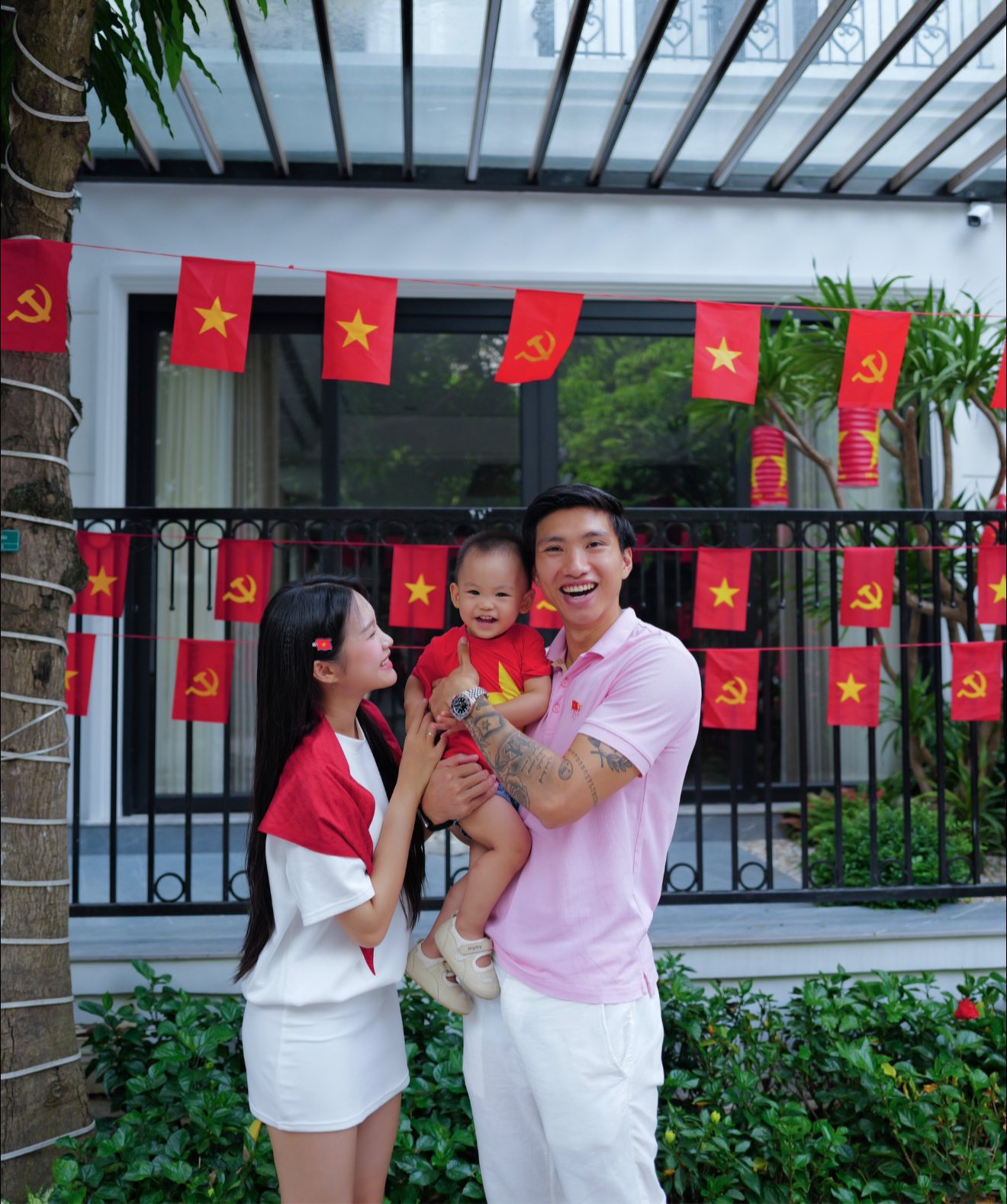 Gia đình Văn Hậu cùng bé Lúa trước biệt thự sang trọng
