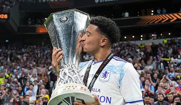 Jadon Sancho giành chức vô địch Europa League cùng với Aston Villa. Jadon Sancho và chức vô địch Europa League cùng Aston Villa