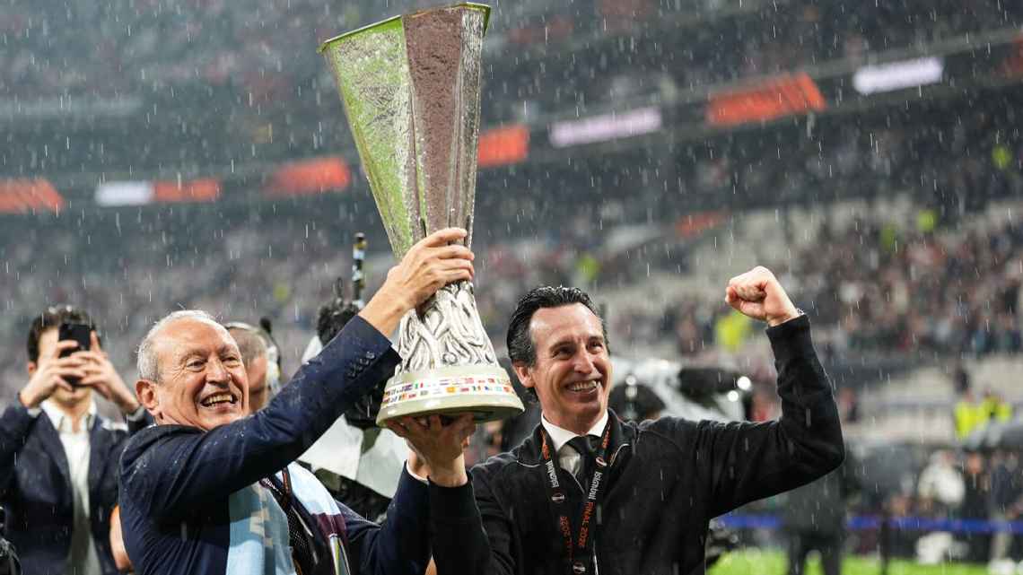 Unai Emery lại giành thêm một cúp C2 nữa. Unai Emery giành cúp Europa League