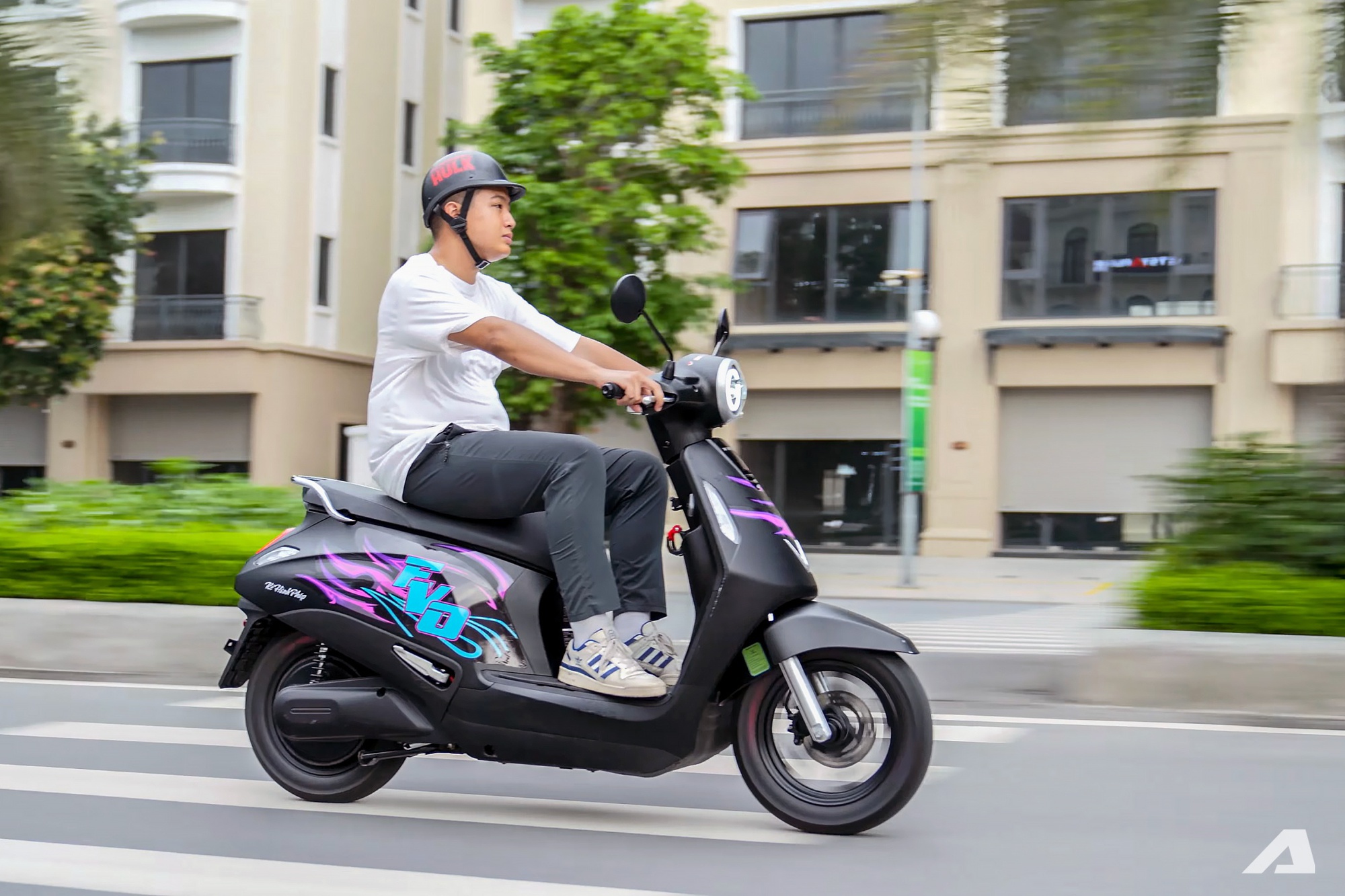 Hệ thống treo và phanh trên VinFast Evo Lite đảm bảo sự vững vàng khi vận hành Phuộc giảm xóc trước sau phối hợp phanh đĩa trước hiệu quả