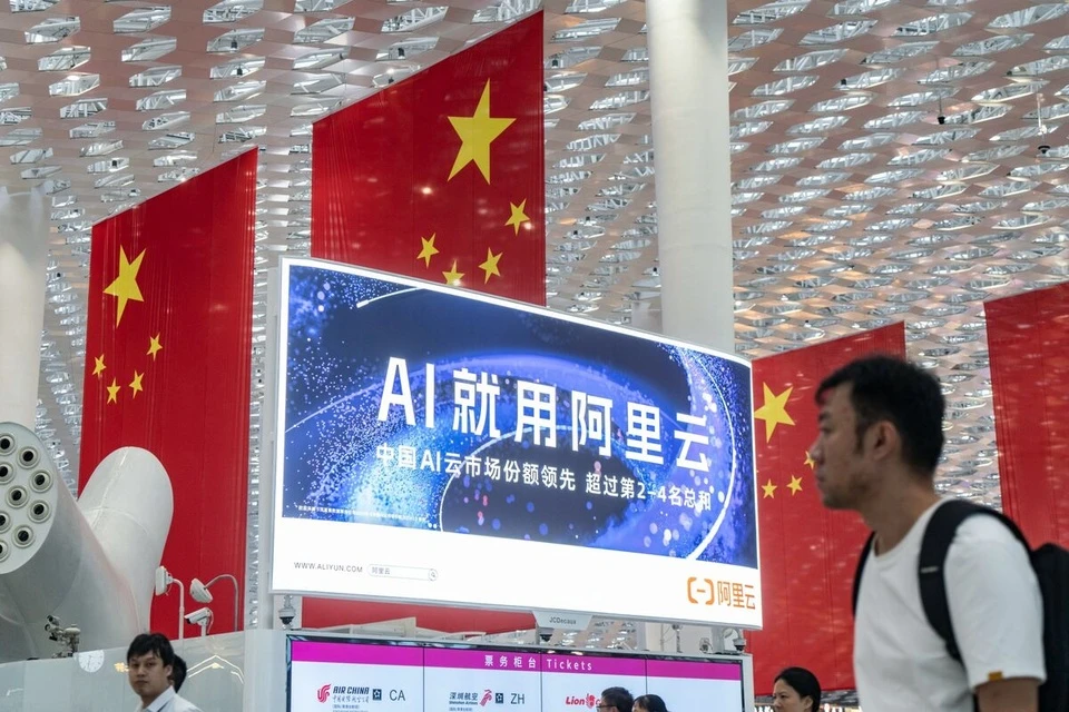 Công nhân và robot tại nhà máy công nghệ cao