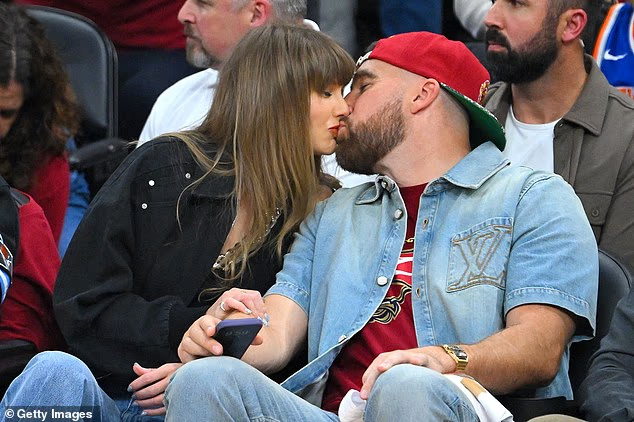 Taylor Swift và chồng sắp cưới trao nhau nụ hôn khi ngồi ở hàng ghế khán giả trong một trận đấu vòng play-off NBA mới đây
