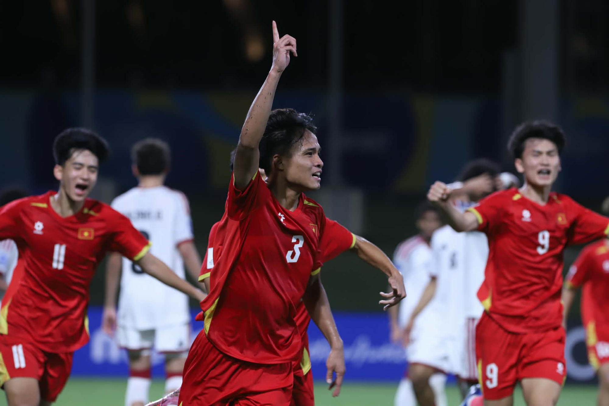 Mạnh Cường ghi bàn quan trọng giúp U17 Việt Nam vượt lên U17 Việt Nam ăn mừng bàn thắng