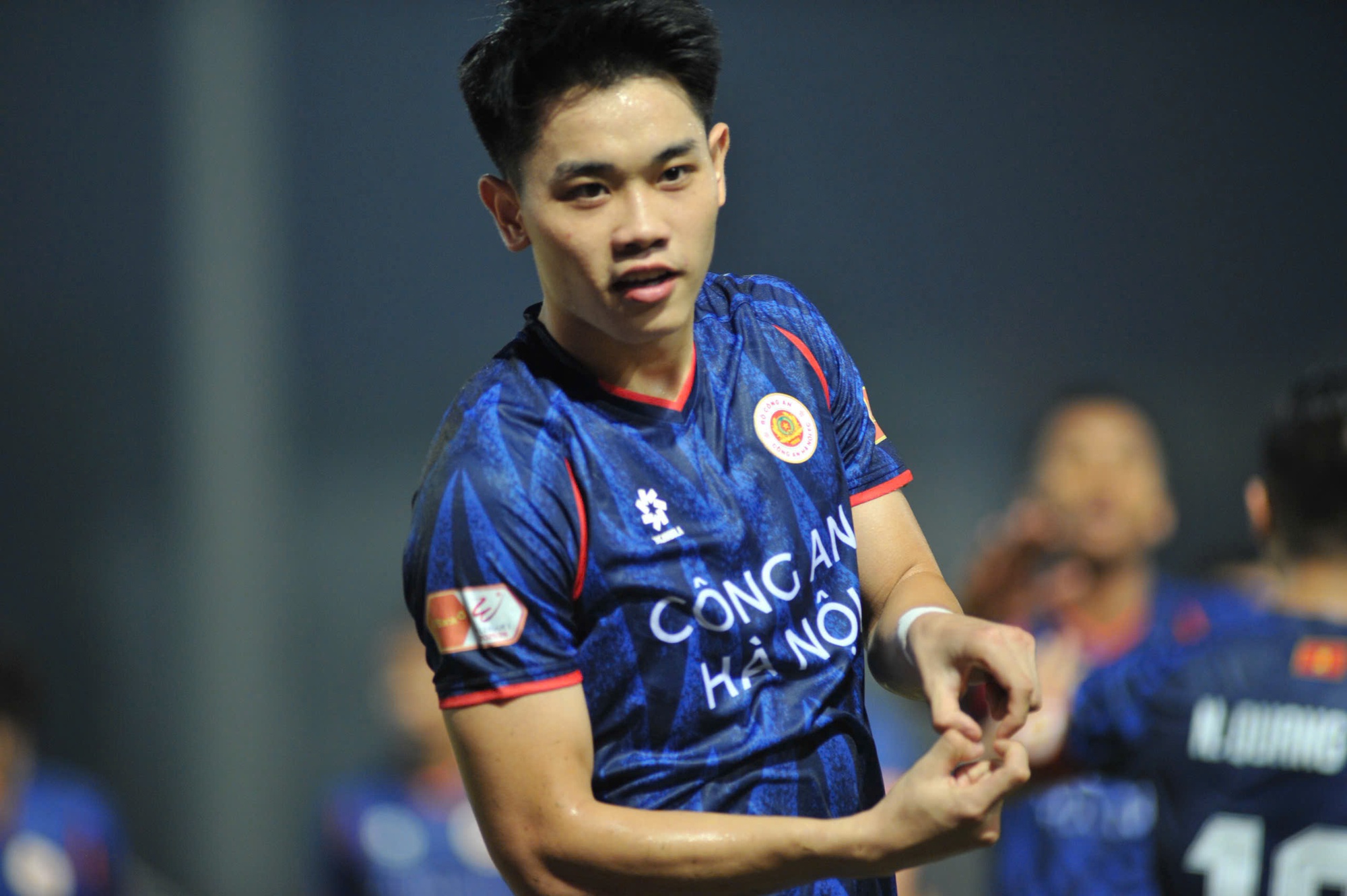 Đình Bắc ăn mừng bàn thắng thứ 8 tại V.League 2025/26